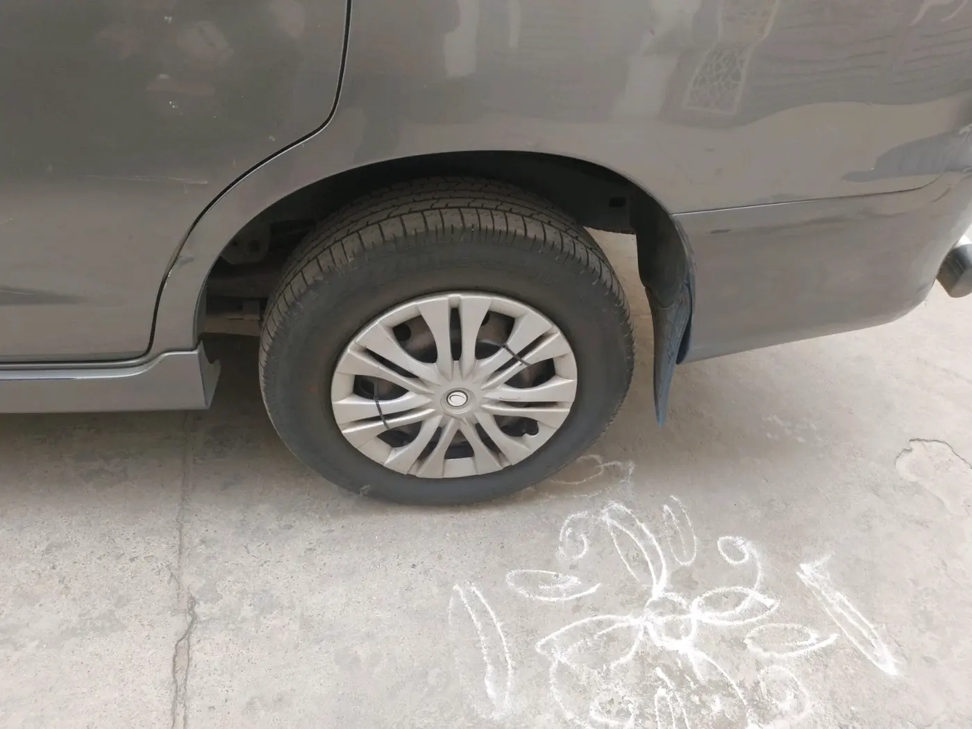 2013 Toyota Innova 2.5 GX 8 STR, Diesel, Manual, 1,73,075 km, tyre