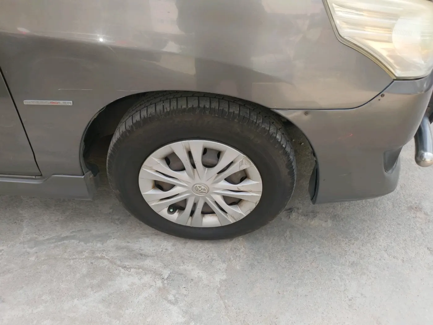 2013 Toyota Innova 2.5 GX 8 STR, Diesel, Manual, 1,73,075 km, tyre