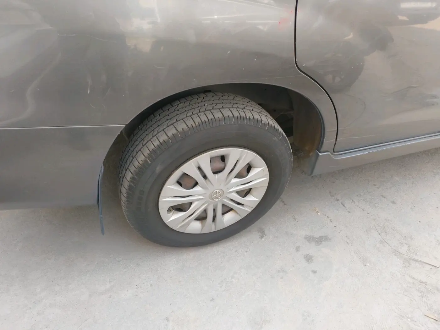 2013 Toyota Innova 2.5 GX 8 STR, Diesel, Manual, 1,73,075 km, tyre