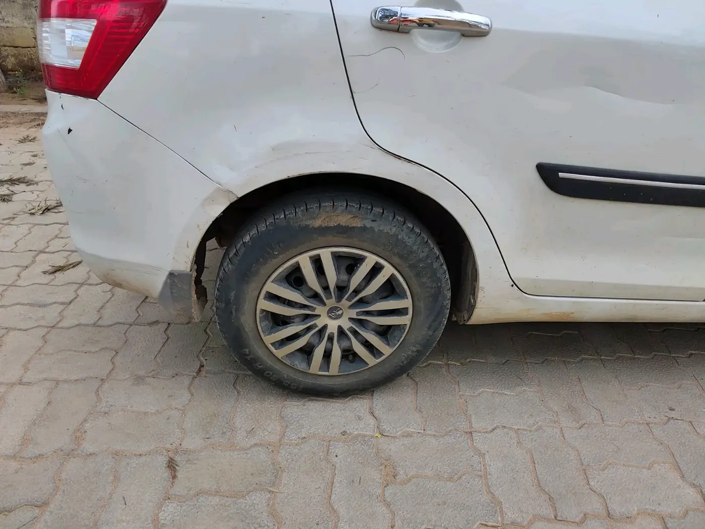 2015 Maruti Swift Dzire VDI, Diesel, Manual, 1,80,741 km, tyre
