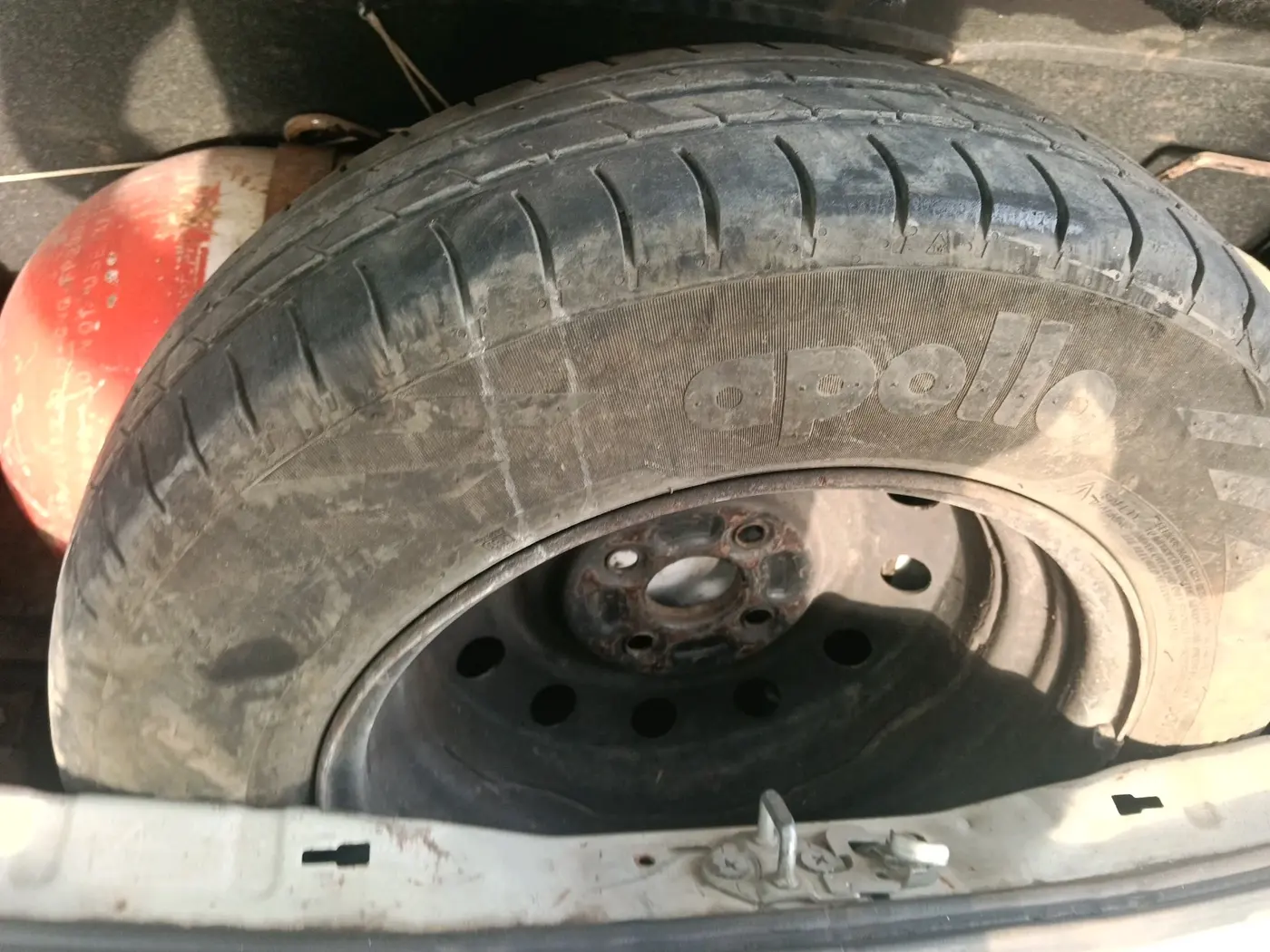 2014 Maruti Swift VXI, CNG, Manual, 1,10,129 km, tyre