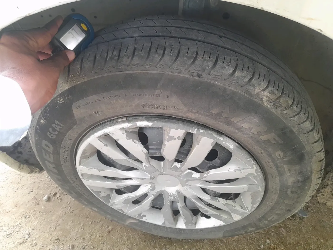 2015 Maruti Swift LXI, Petrol, Manual, 1,94,126 km, tyre