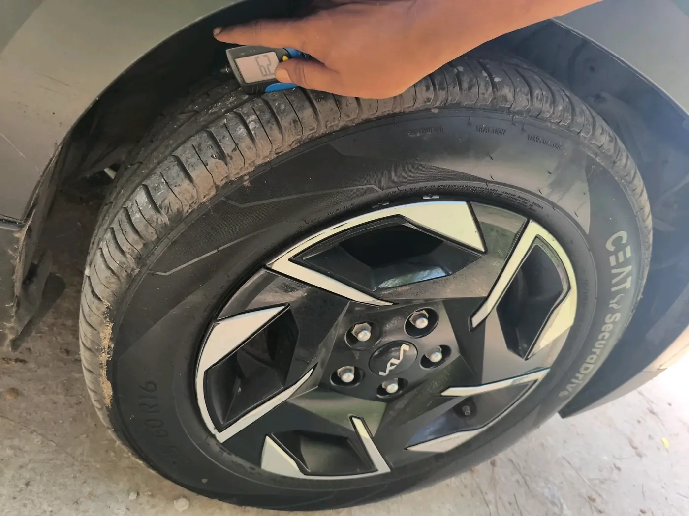 2024 KIA SONET HTK (O) 1.2 Petrol MT, Petrol, Manual, 68,128 km, tyre
