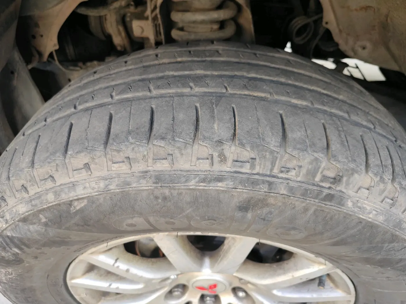 2012 Mitsubishi Pajero Sport 2.5 MT 4X4, Diesel, Manual, 2,11,962 km, tyre