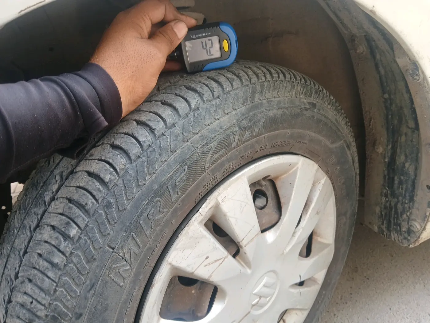 2014 Maruti Swift Dzire VXI, Petrol, Manual, 84,432 km, tyre