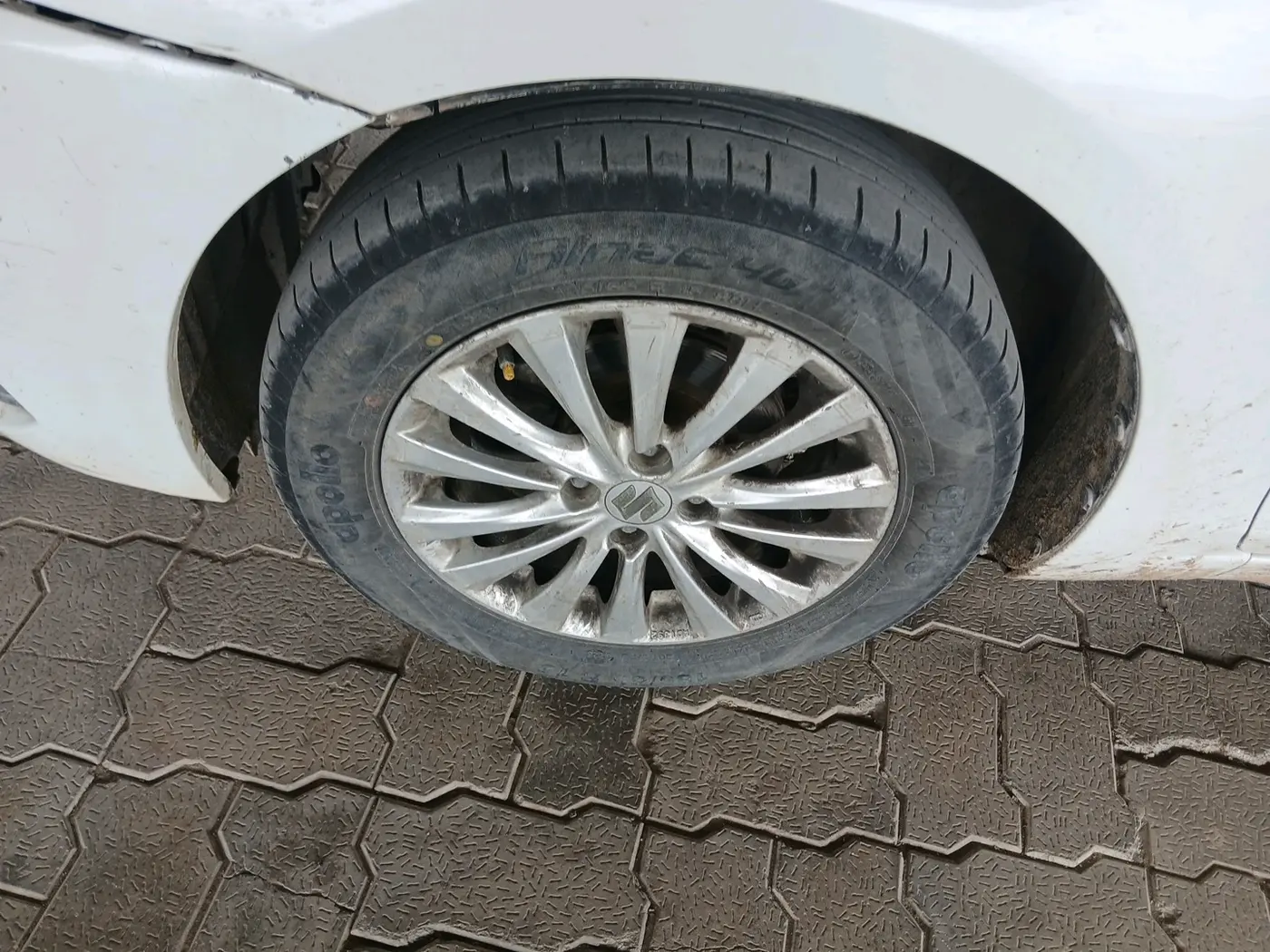 2015 Maruti Ciaz ZXI, CNG, Manual, 1,12,823 km, tyre