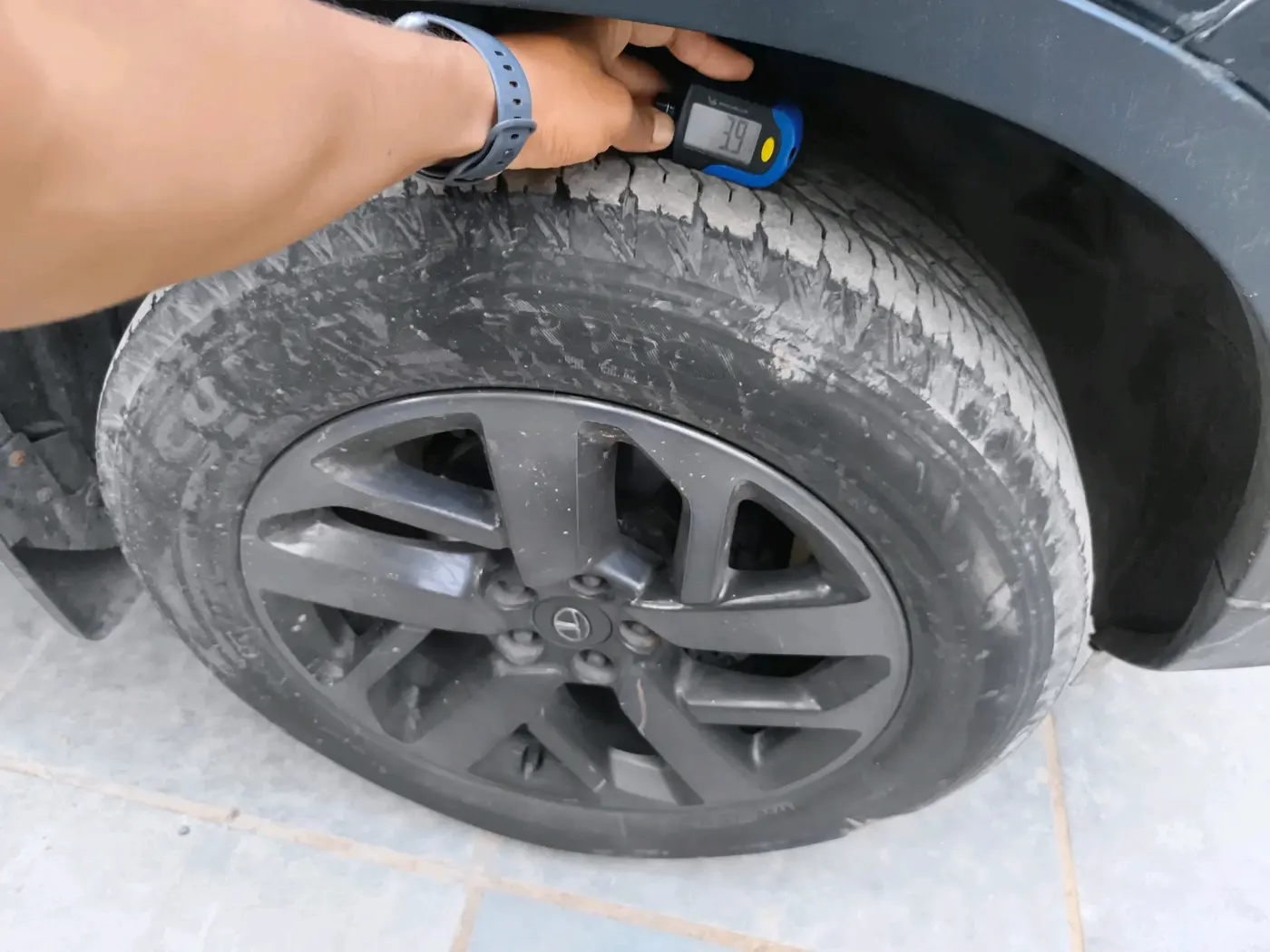 2021 Tata Harrier XZA PLUS 2.0L, Diesel, Automatic, 82,757 km, tyre