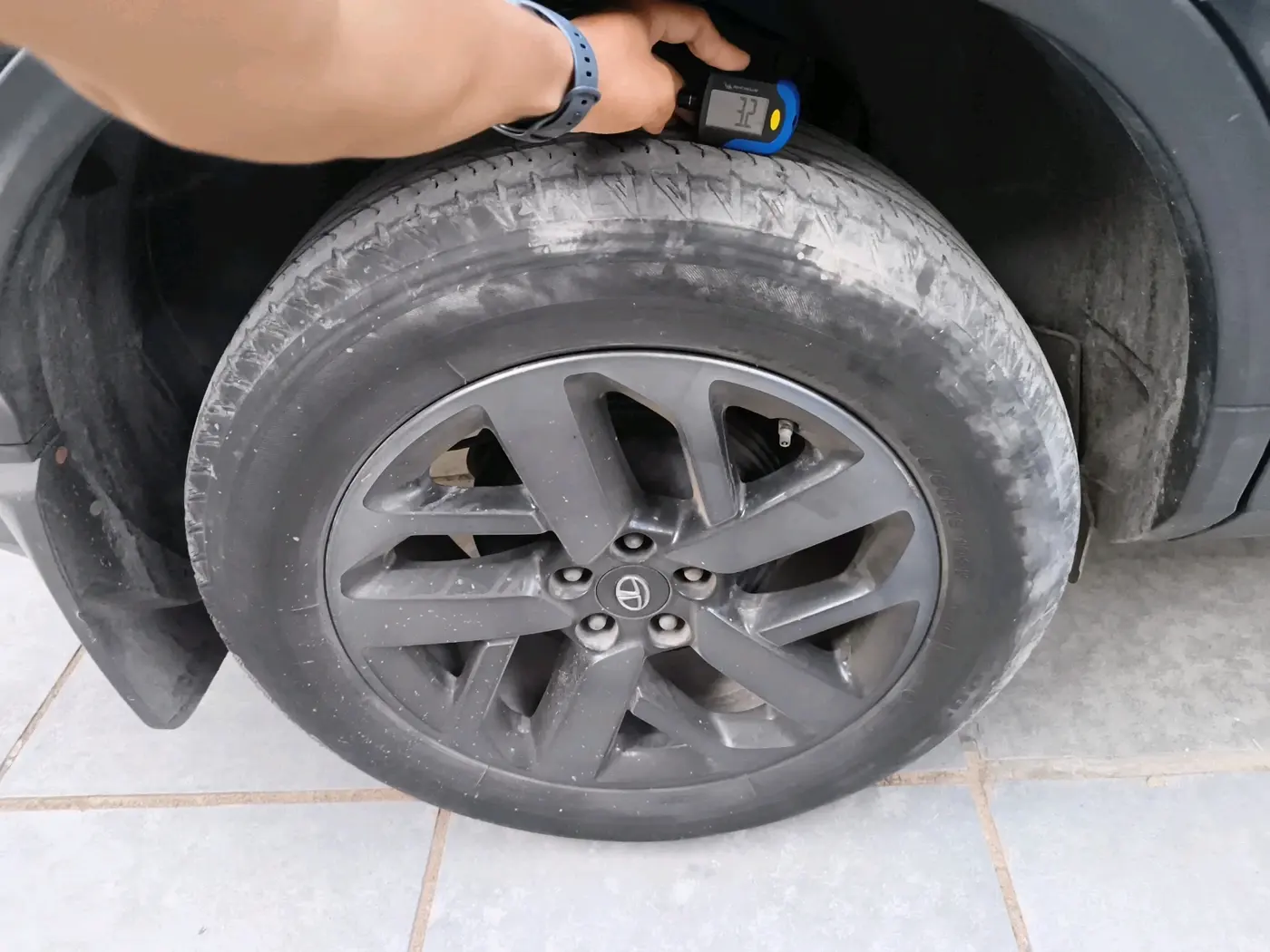 2021 Tata Harrier XZA PLUS 2.0L, Diesel, Automatic, 82,757 km, tyre