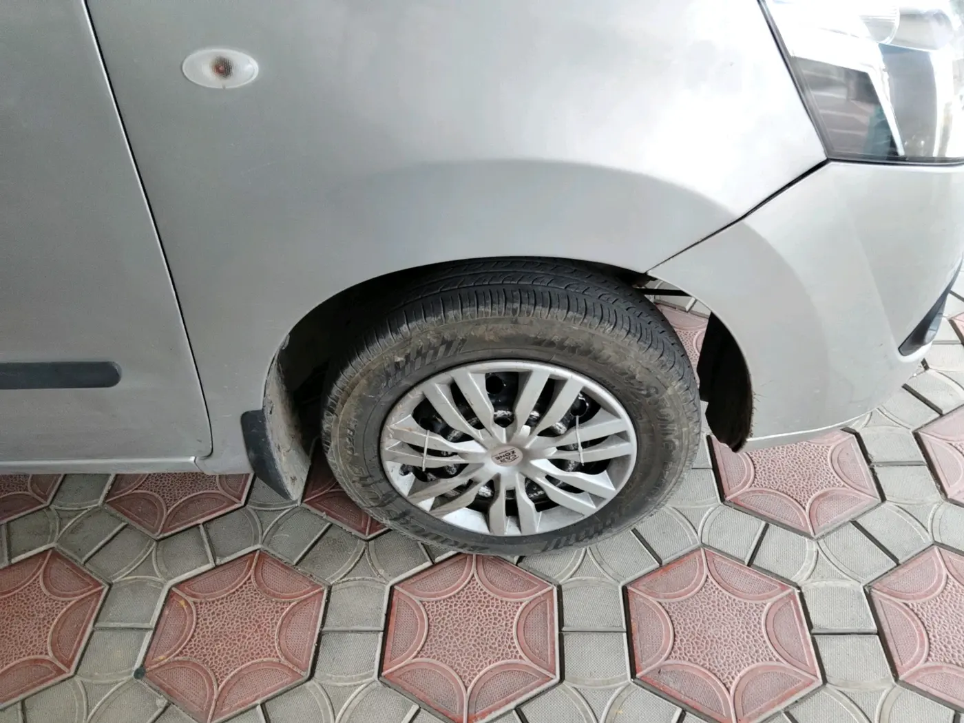 2012 Maruti Wagon R 1.0 LXI CNG, CNG, Manual, 1,07,656 km, tyre