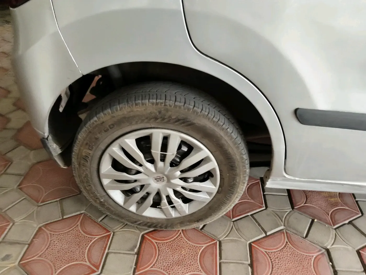 2012 Maruti Wagon R 1.0 LXI CNG, CNG, Manual, 1,07,656 km, tyre