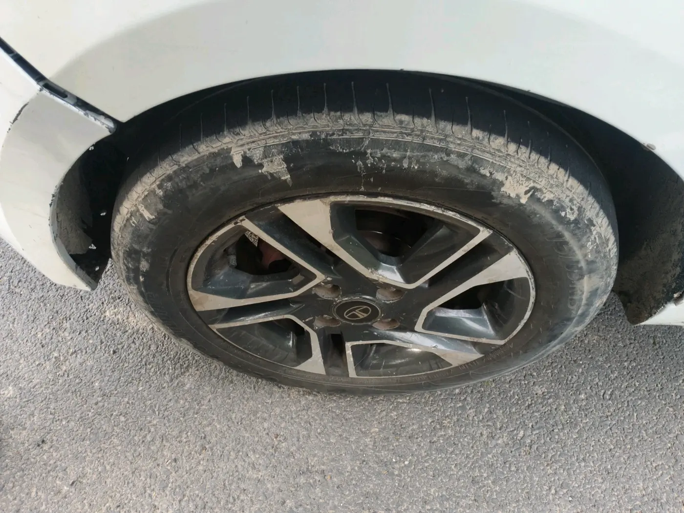 2017 Tata TIGOR XZ PETROL, CNG, Manual, 92,384 km, tyre