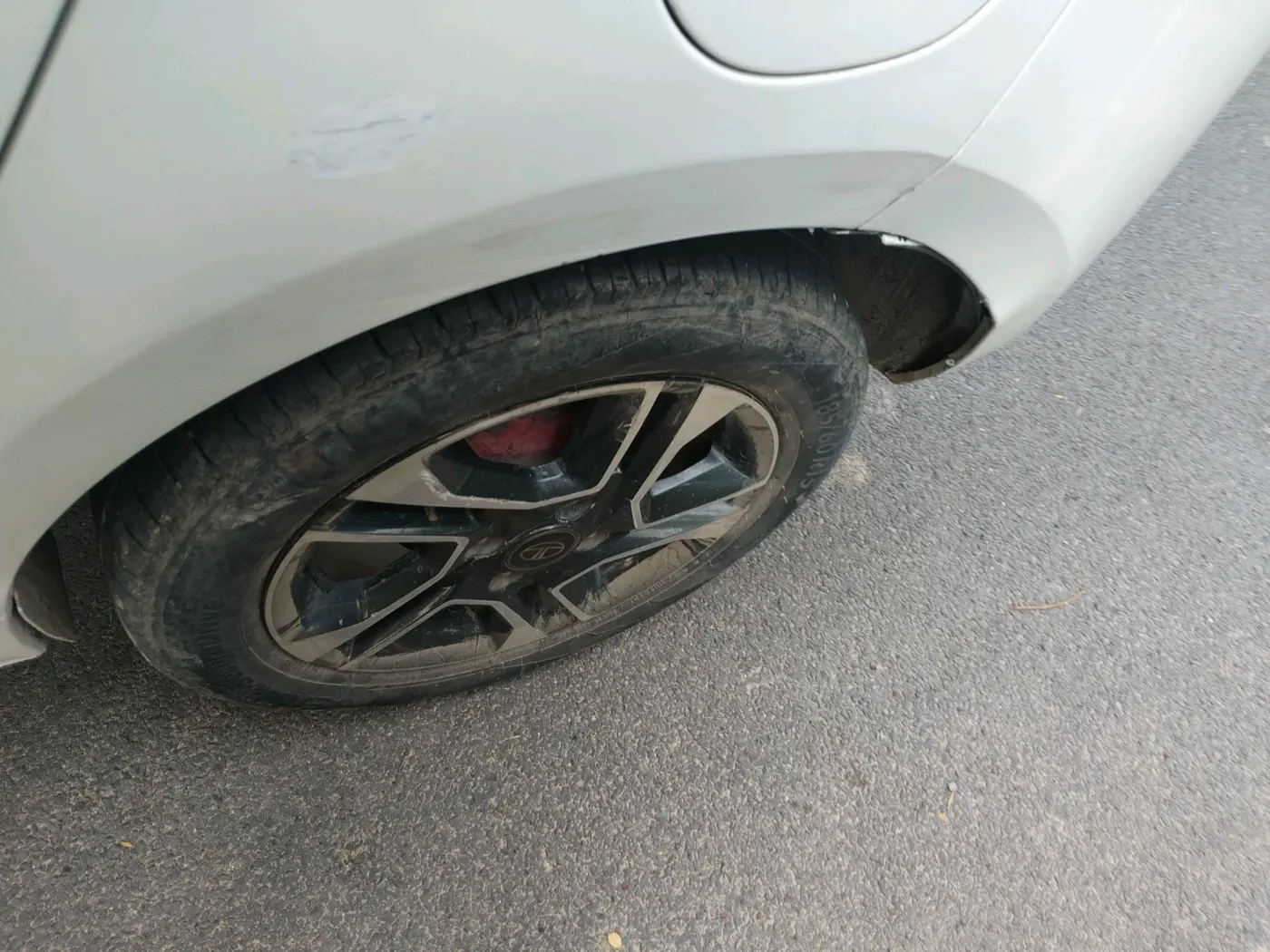 2017 Tata TIGOR XZ PETROL, CNG, Manual, 92,384 km, tyre