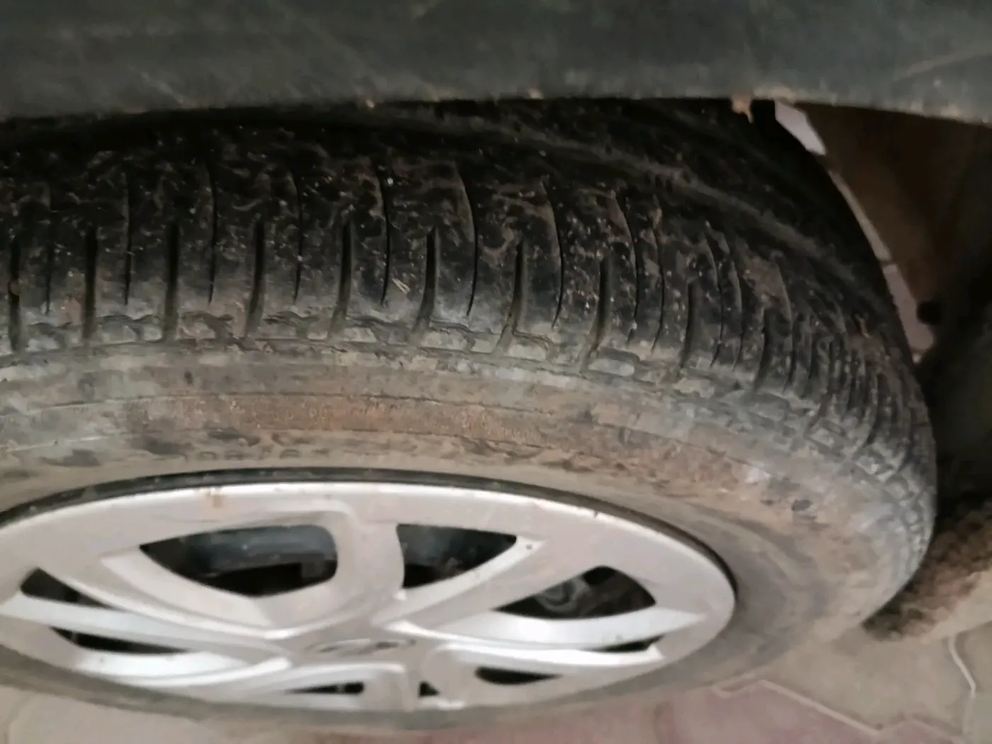 2016 Mahindra Kuv100 K4 PLUS 6 STR, Petrol, Manual, 23,335 km, tyre