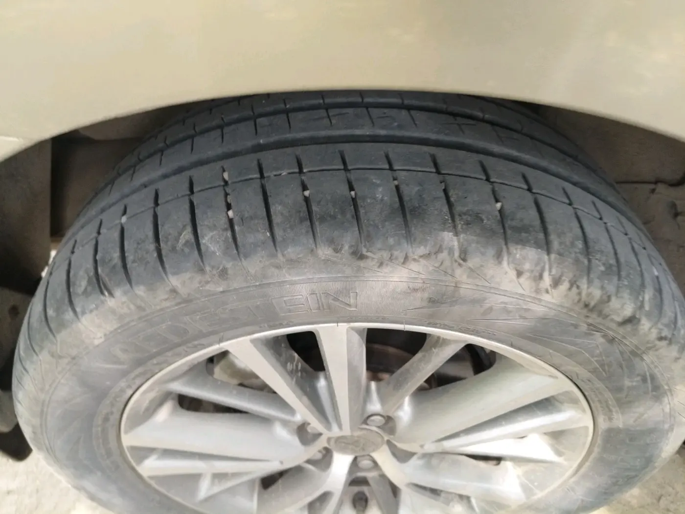 2015 Toyota Corolla Altis G PETROL, CNG, Manual, 96,167 km, tyre