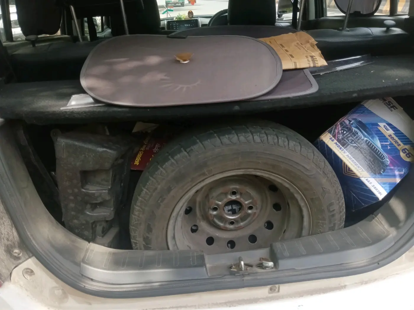 2014 Maruti Wagon R 1.0 LXI, CNG, Manual, 92,001 km, tyre