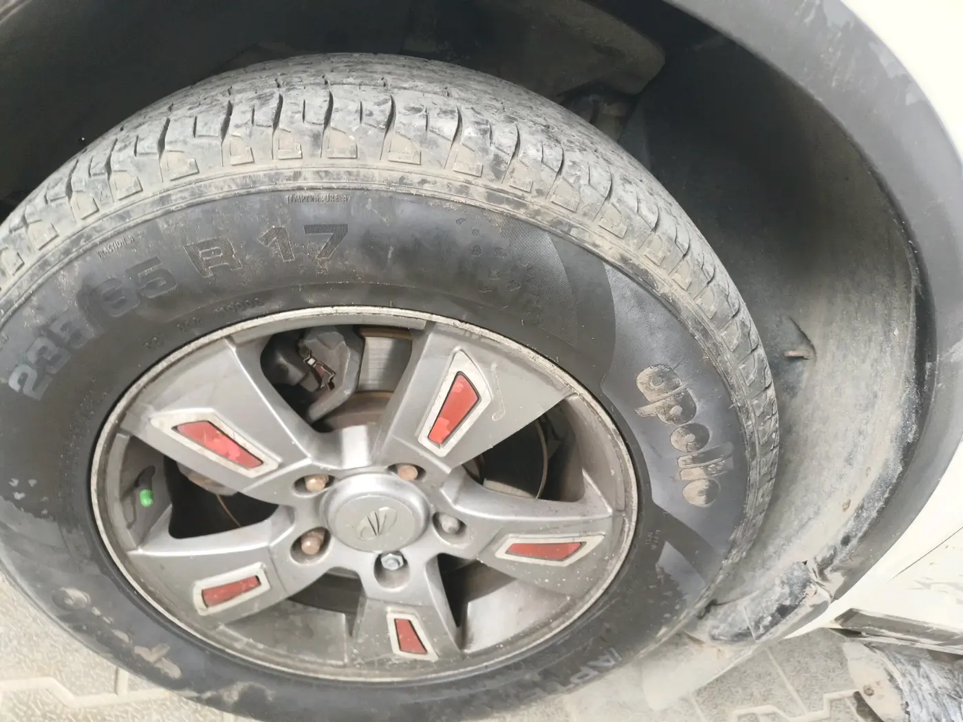 2014 Mahindra XUV500 W8, Diesel, Manual, 1,62,707 km, tyre