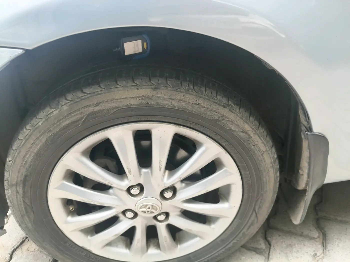 2011 Toyota Etios V, Petrol, Manual, 1,44,100 km, tyre