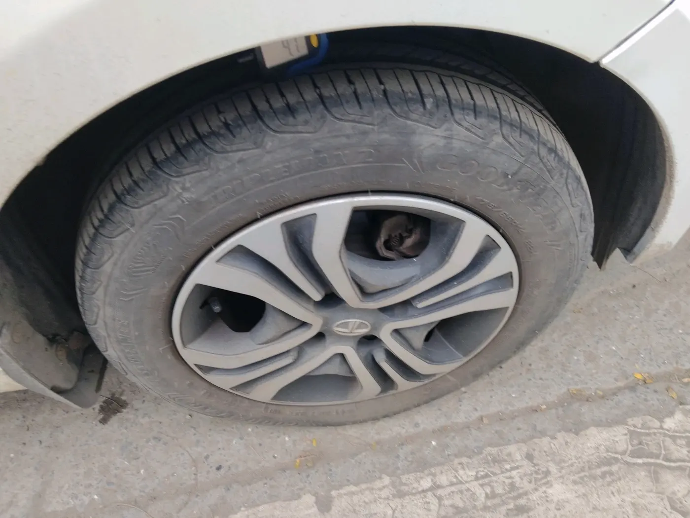 2023 Tata TIGOR XZ PLUS CNG, CNG, Manual, 20,279 km, tyre