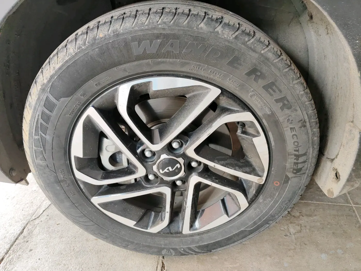 2022 KIA CARENS PRESTIGE PLUS 1.4 PETROL 7 STR, Petrol, Manual, 61,046 km, tyre