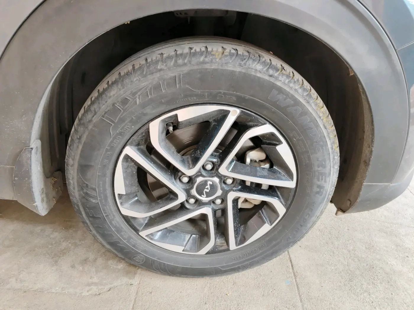 2022 KIA CARENS PRESTIGE PLUS 1.4 PETROL 7 STR, Petrol, Manual, 61,046 km, tyre