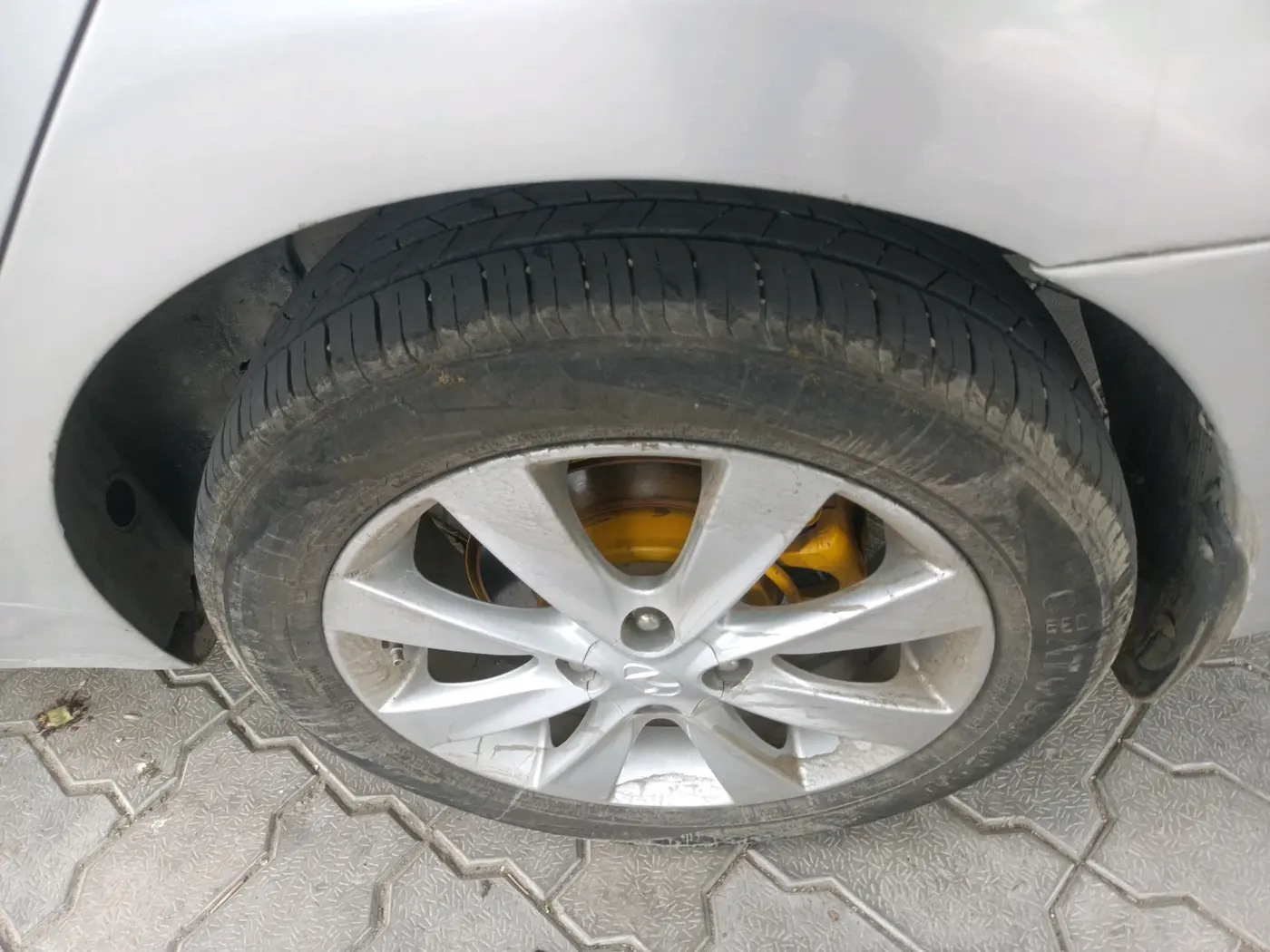 2013 Hyundai Verna FLUIDIC 1.6 CRDI SX OPT, Diesel, Manual, 1,07,927 km, tyre