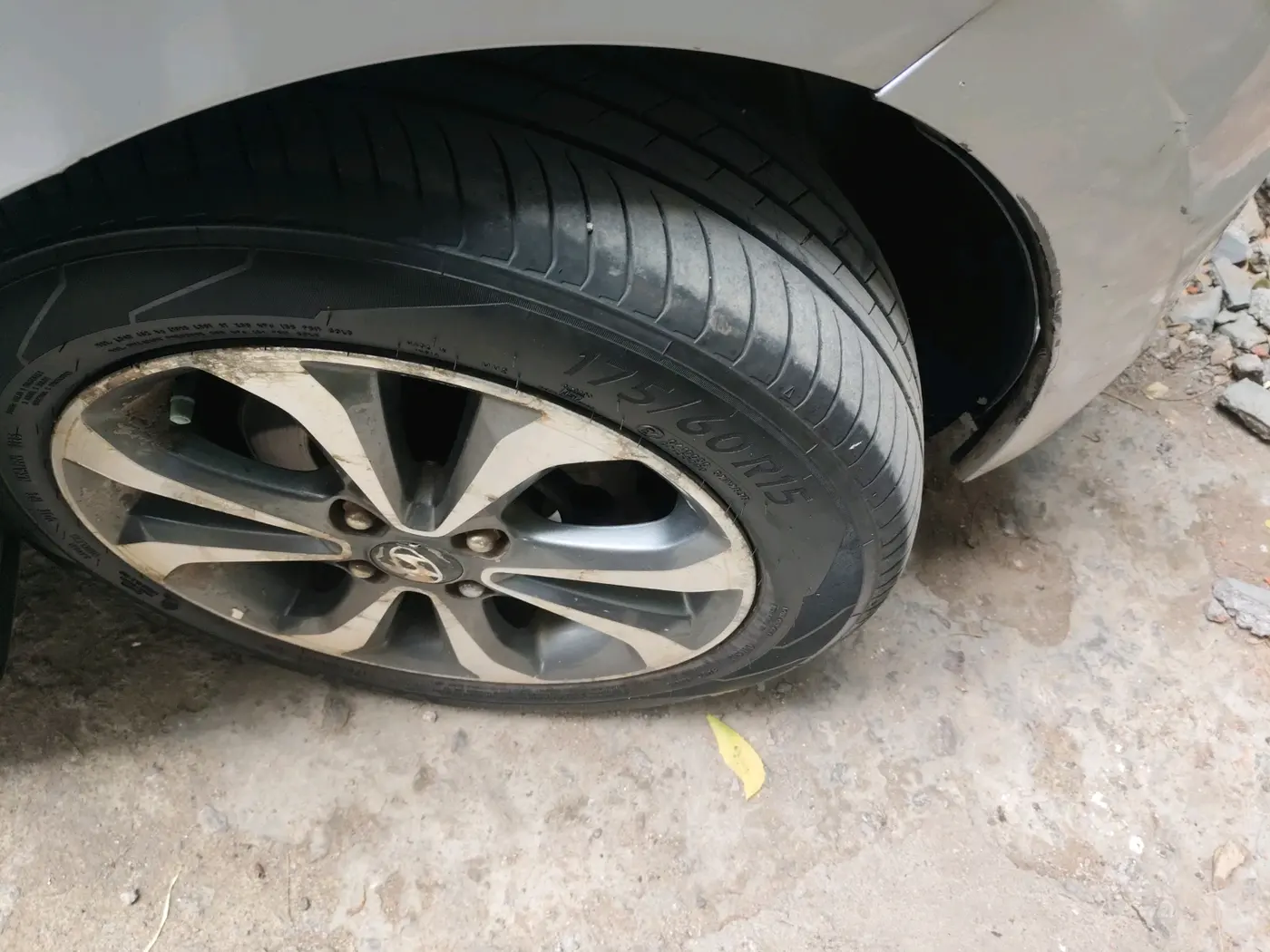 2015 Hyundai Xcent SX 1.2 (O), Petrol, Manual, 89,353 km, tyre