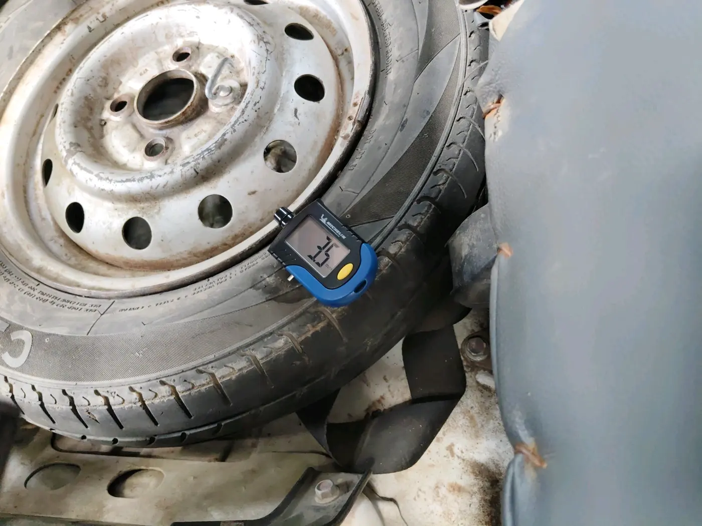 2013 Maruti Wagon R 1.0 LXI CNG, CNG, Manual, 1,24,807 km, tyre