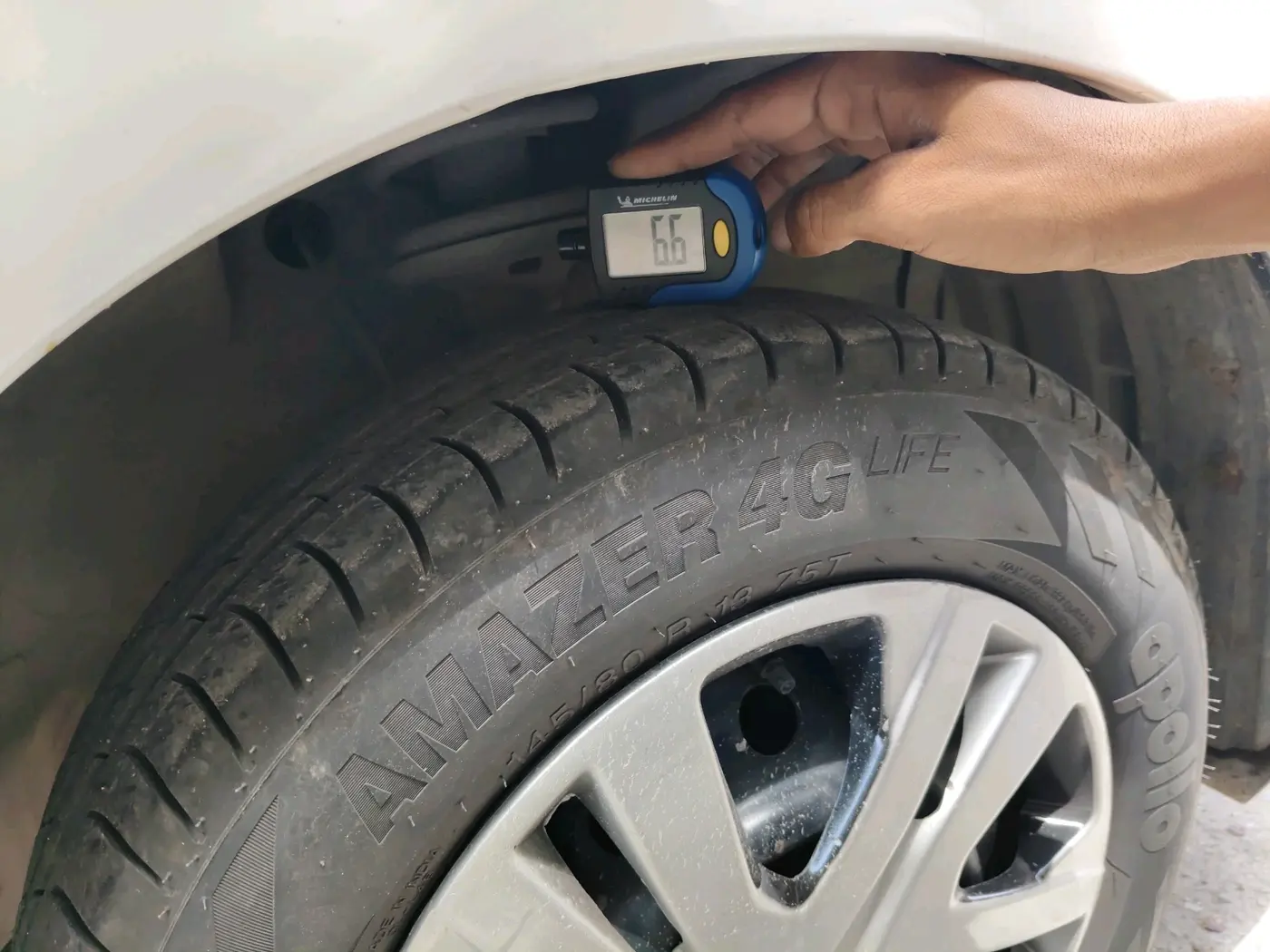 2013 Maruti Wagon R 1.0 LXI CNG, CNG, Manual, 1,24,807 km, tyre