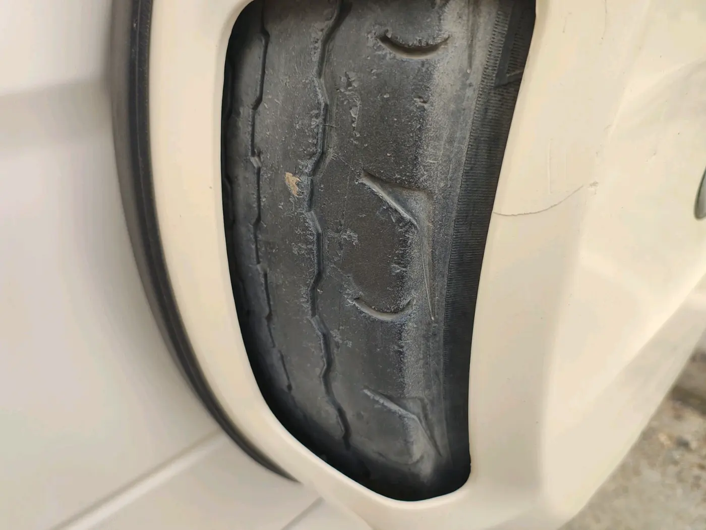 2015 Mahindra TUV300 T8 AMT, Diesel, Automatic, 1,47,830 km, tyre