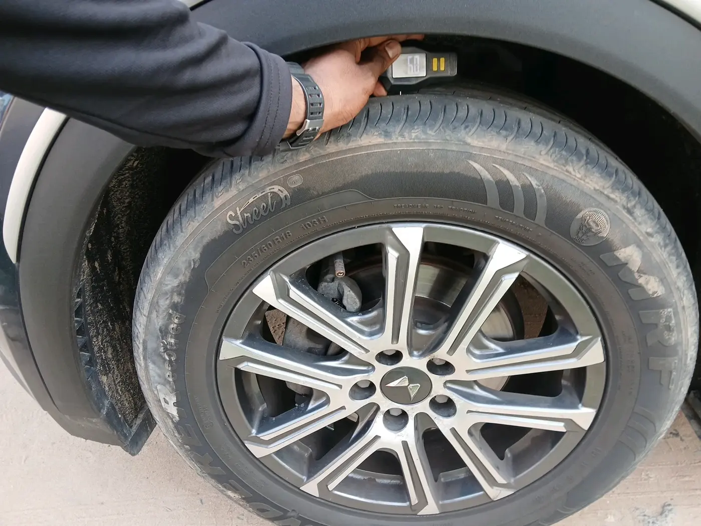 2022 Mahindra XUV700 AX 7 LUXURY P AT 7 STR, Petrol, Automatic, 29,404 km, tyre
