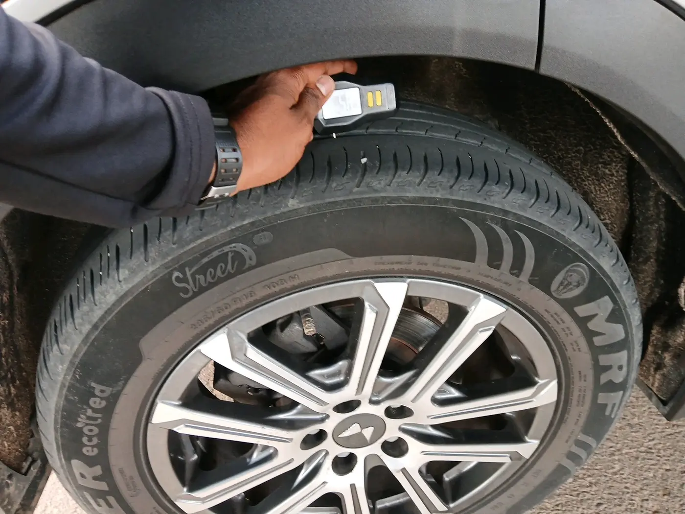 2022 Mahindra XUV700 AX 7 LUXURY P AT 7 STR, Petrol, Automatic, 29,404 km, tyre