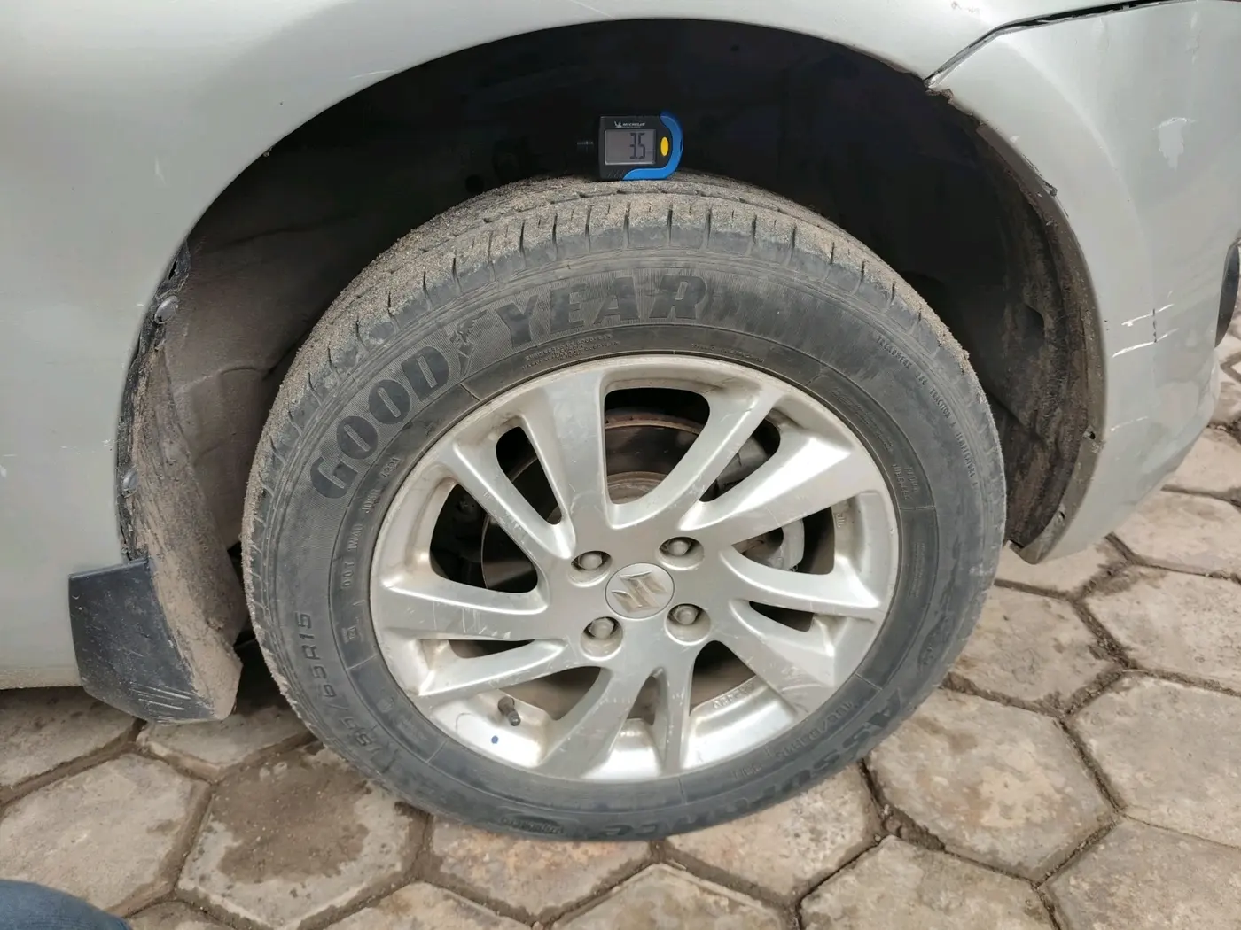 2011 Maruti Swift ZXI, Petrol, Manual, 77,481 km, tyre