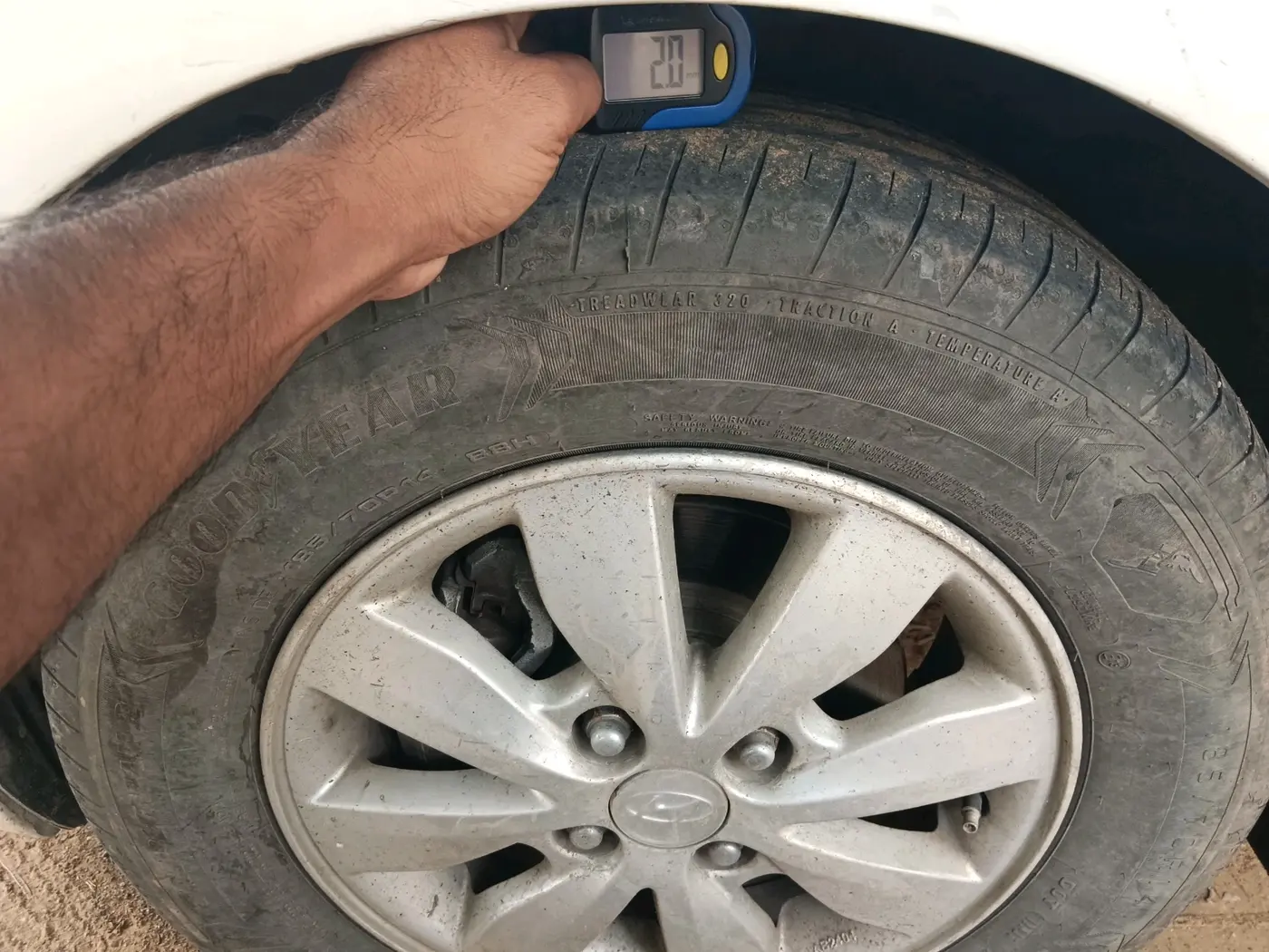 2013 Hyundai i20 SPORTZ 1.2, CNG, Manual, 1,62,671 km, tyre