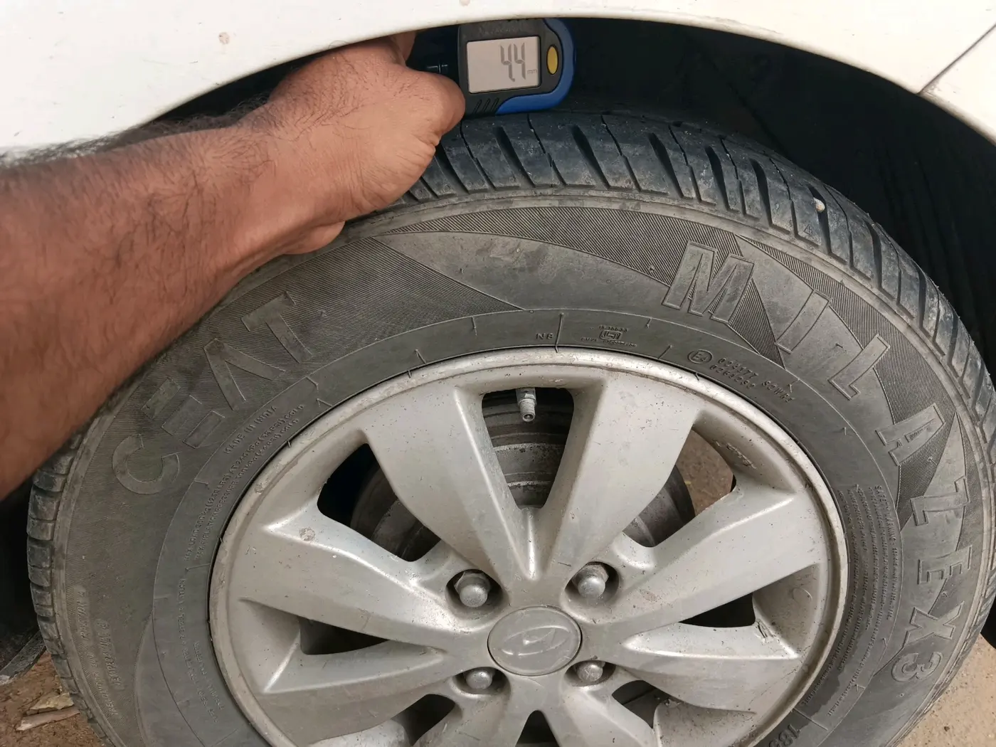 2013 Hyundai i20 SPORTZ 1.2, CNG, Manual, 1,62,671 km, tyre
