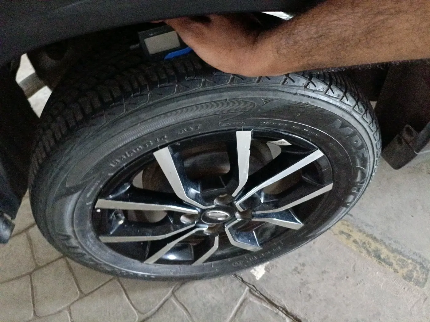 2017 Mahindra KUV 100 NXT K8 P 6 STR, Petrol, Manual, 66,018 km, tyre