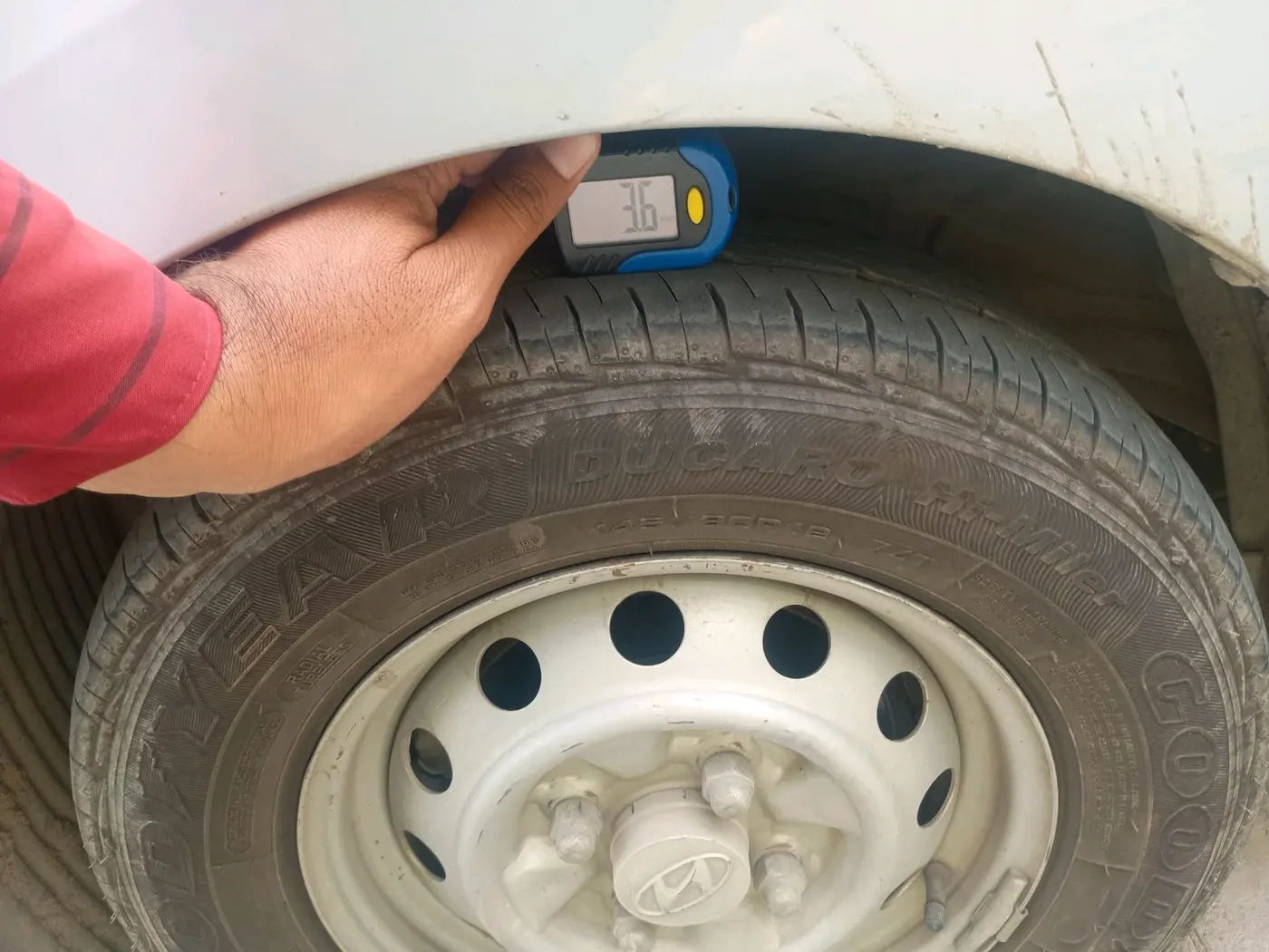 2013 Hyundai Eon ERA +, Petrol, Manual, 90,472 km, tyre