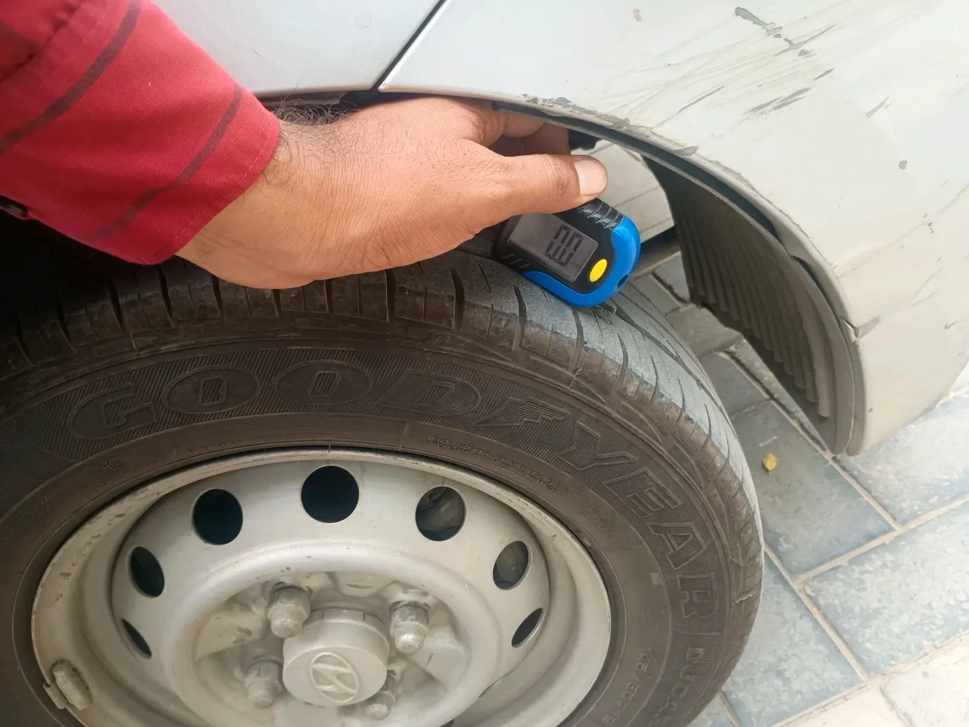 2013 Hyundai Eon ERA +, Petrol, Manual, 90,472 km, tyre