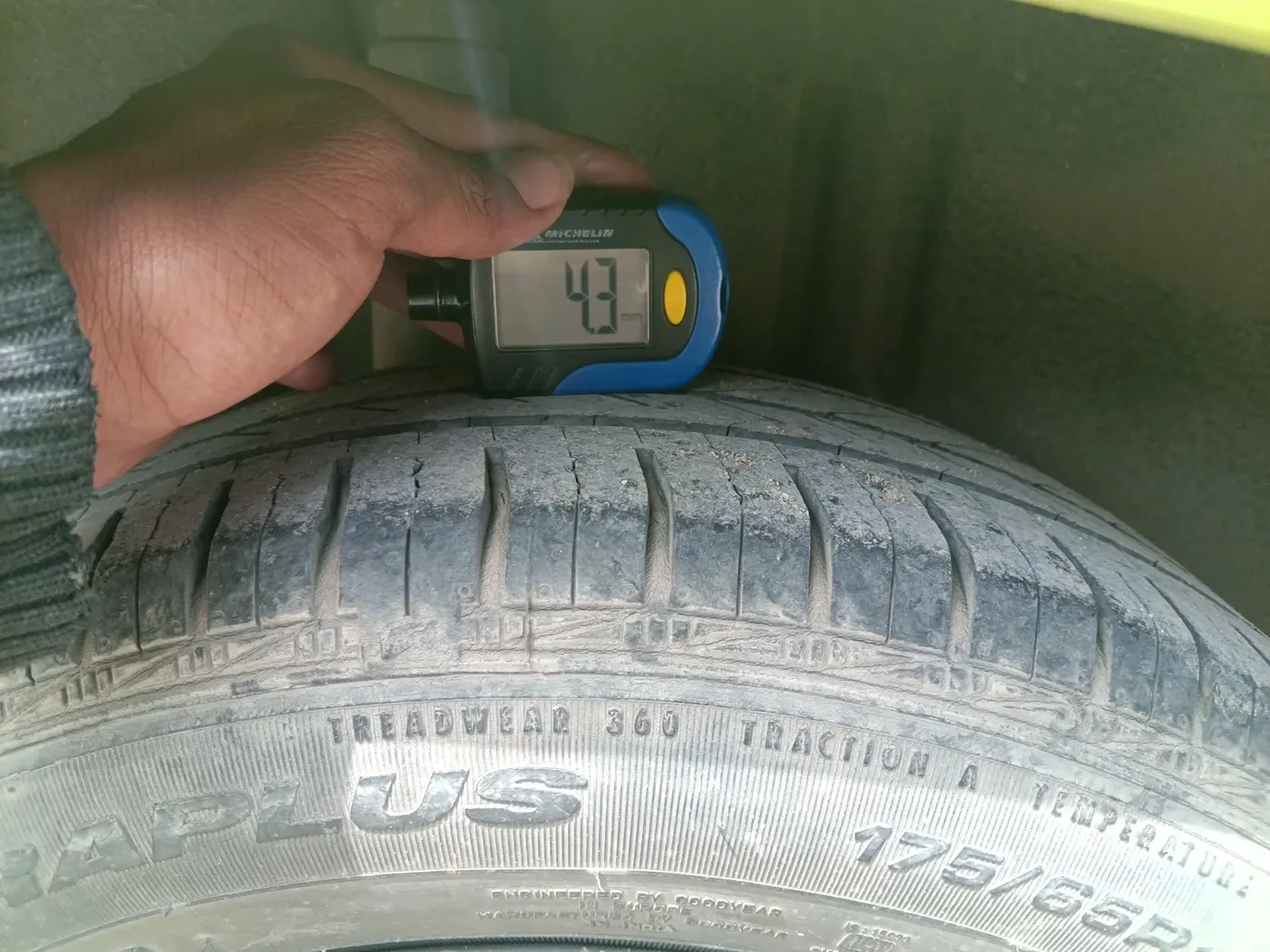 2011 Ford Figo ZXI 1.2 PETROL, Petrol, Manual, 73,362 km, tyre