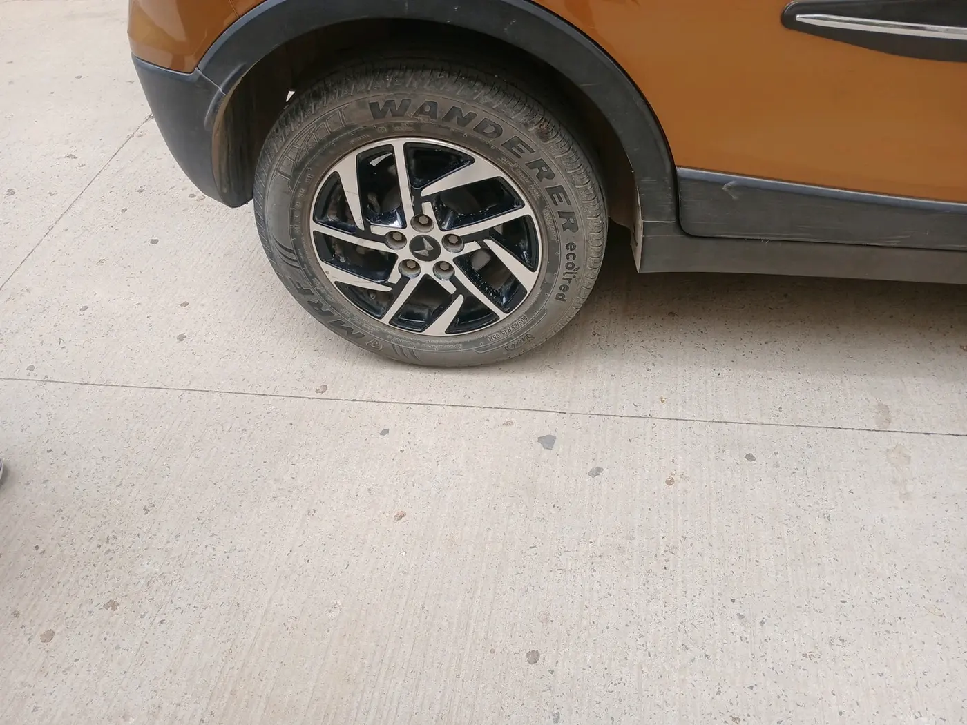 2022 Mahindra XUV300 W8 (O) 1.2 PETROL, Petrol, Manual, 35,277 km, tyre