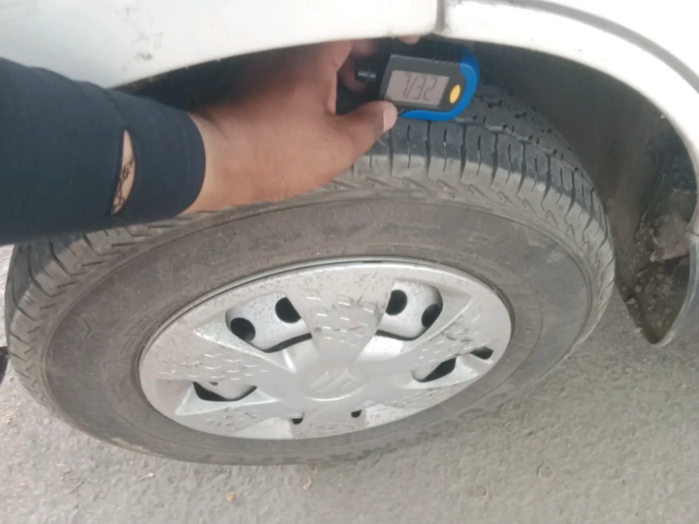 2023 Maruti Eeco 5 STR AC, Petrol, Manual, 17,477 km, tyre
