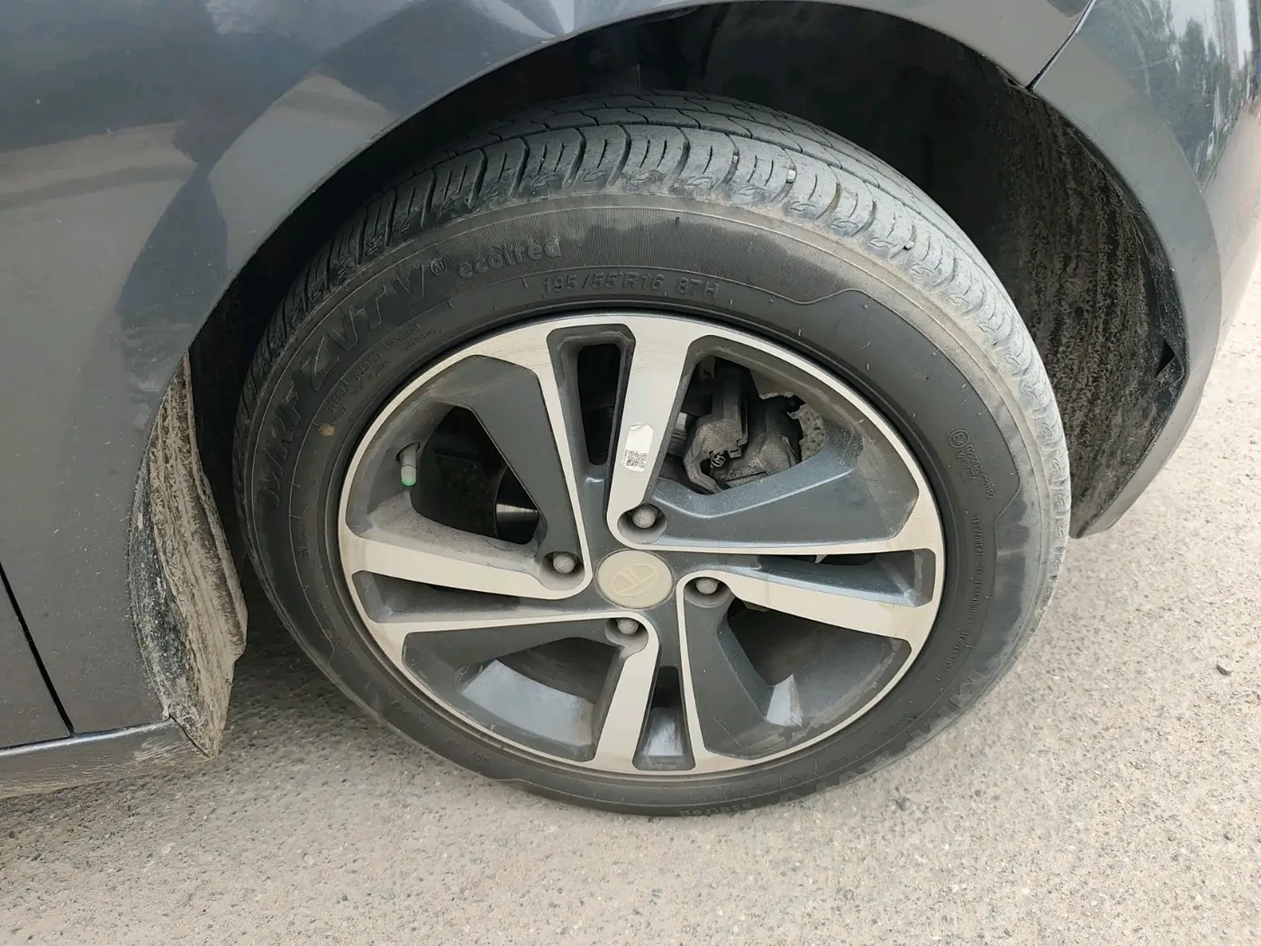 2021 Tata ALTROZ XZ PETROL, Petrol, Manual, 40,071 km, tyre
