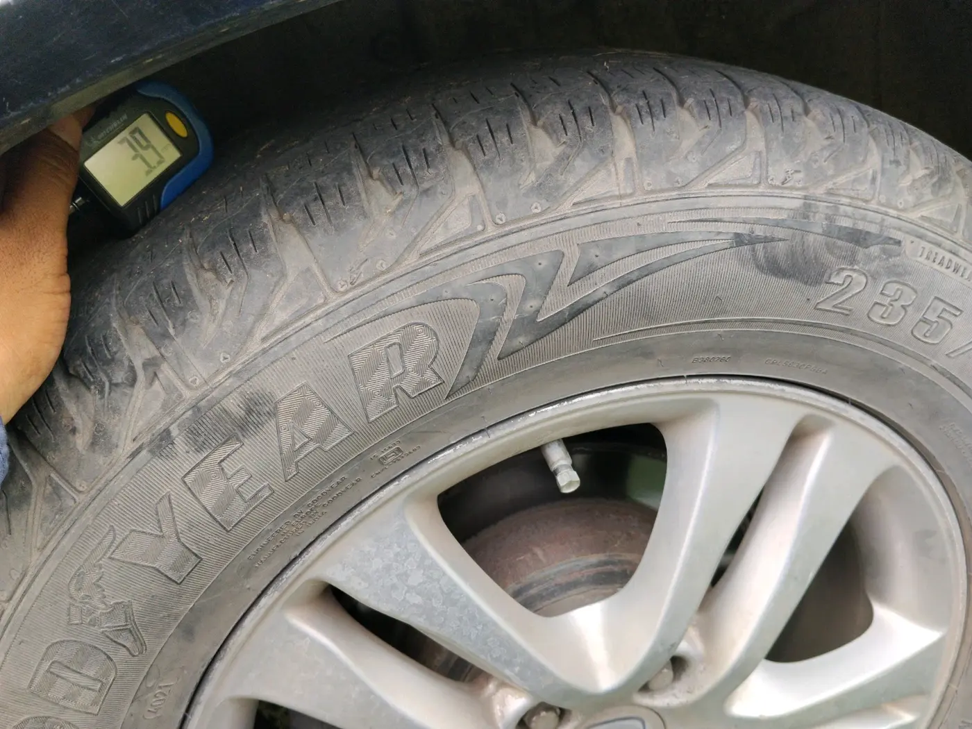 2012 Honda CRV 2.0L 4WD AT, Petrol, Automatic, 1,39,557 km, tyre