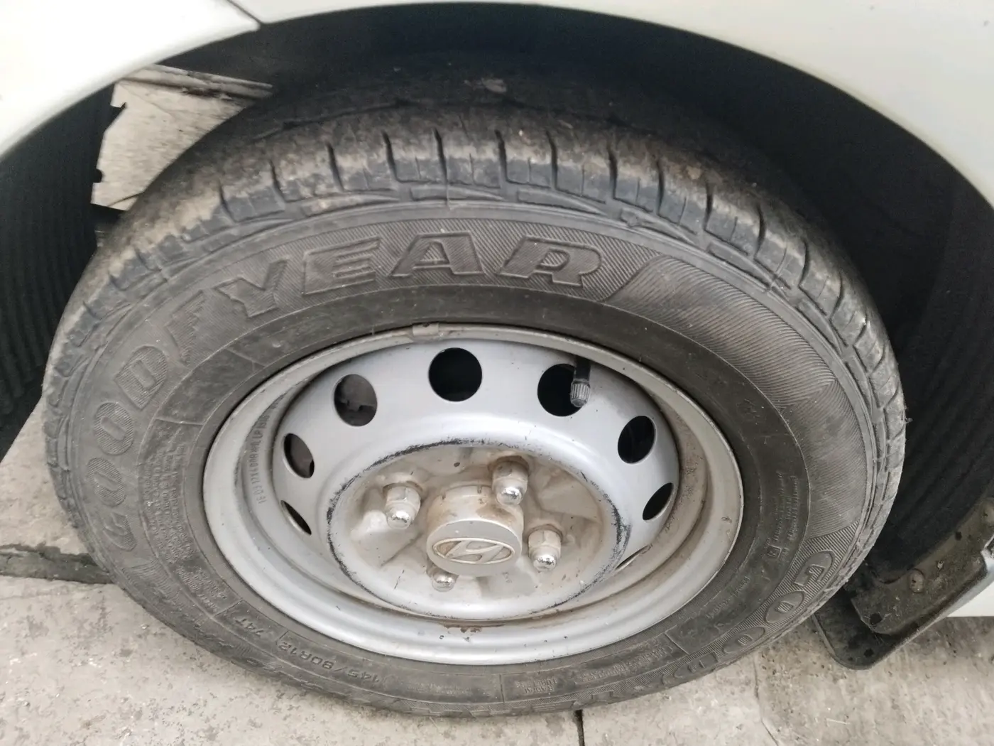 2016 Hyundai Eon ERA +, Petrol, Manual, 75,068 km, tyre