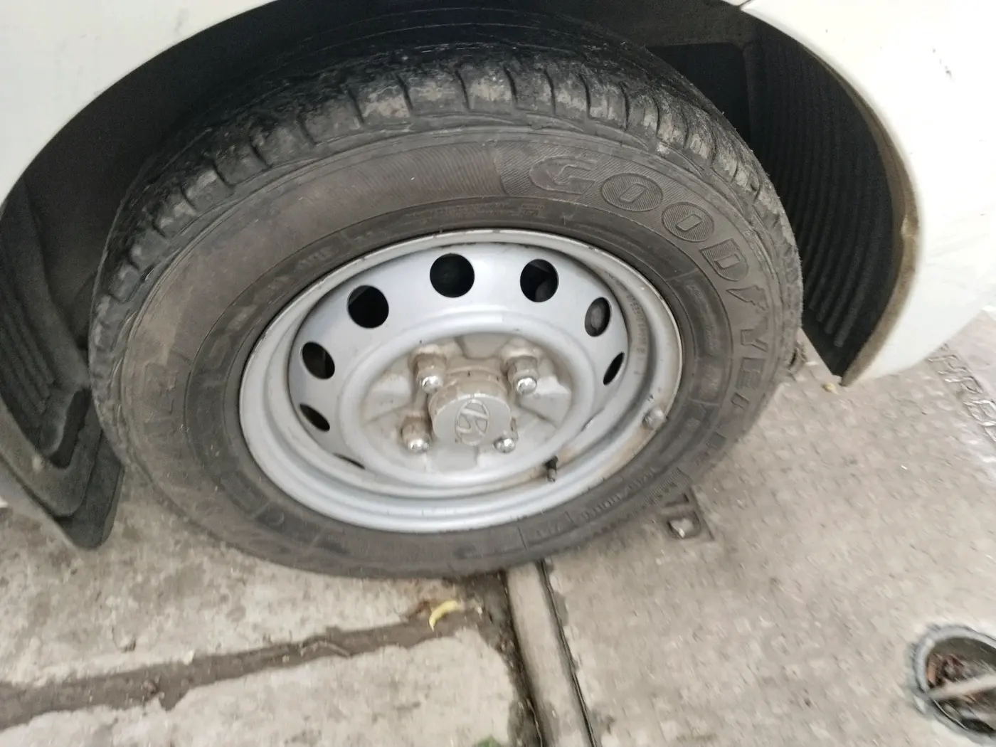 2016 Hyundai Eon ERA +, Petrol, Manual, 75,068 km, tyre