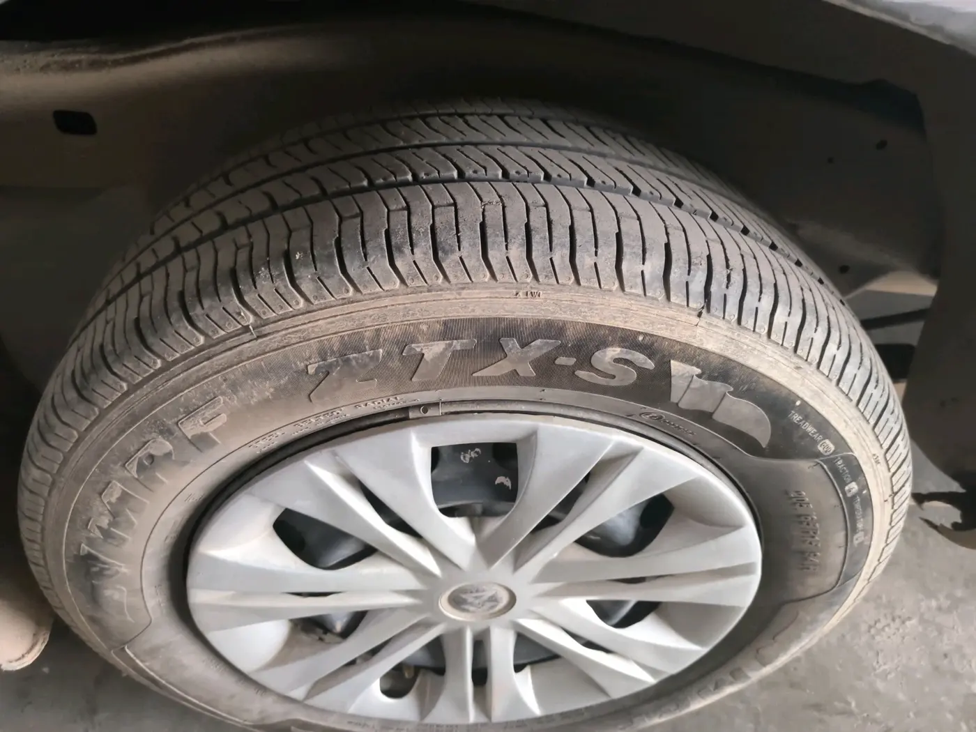 2014 Toyota Innova 2.5 G 8 STR, Diesel, Manual, 2,80,891 km, tyre