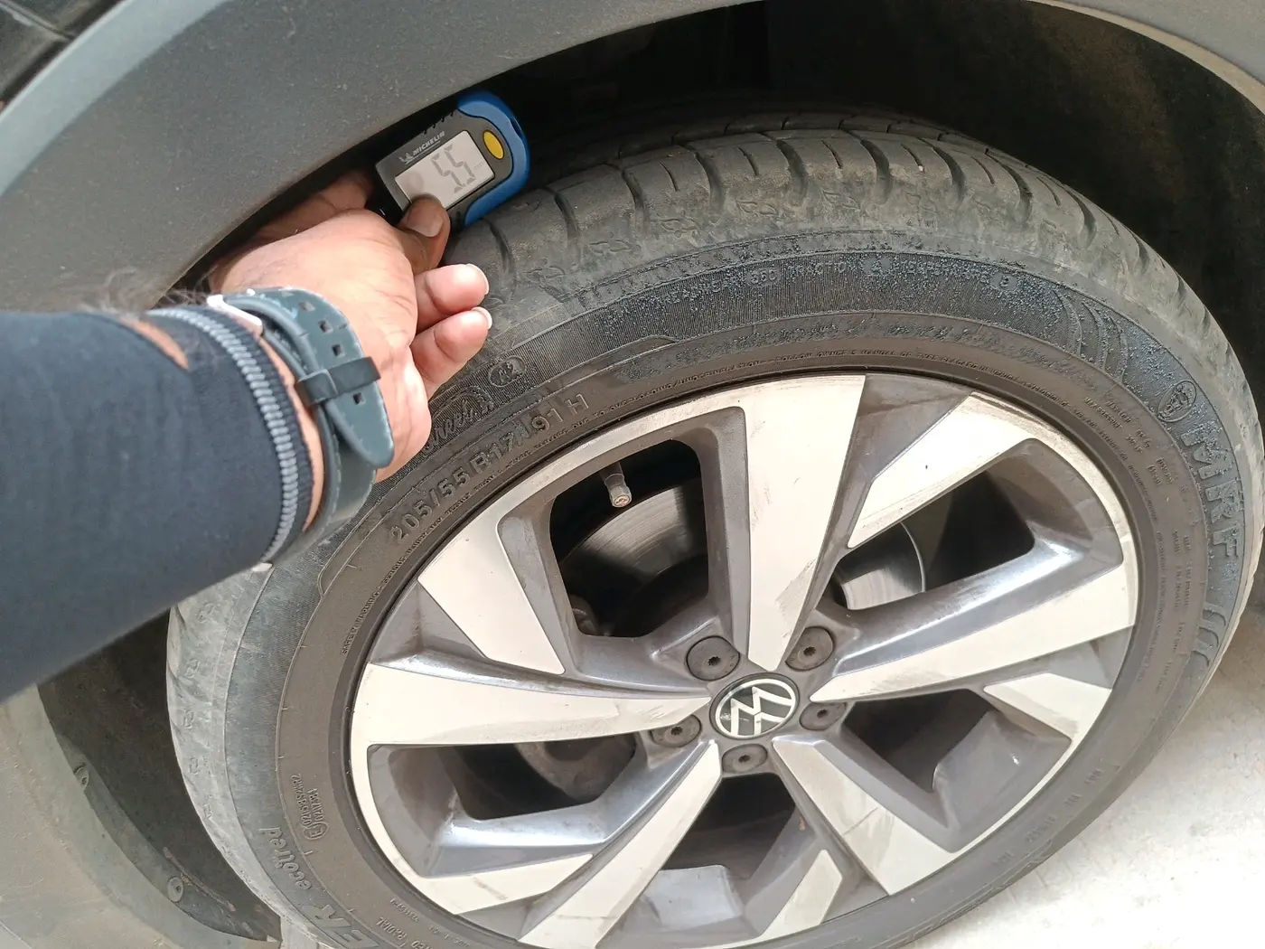 2024 Volkswagen TAIGUN TOPLINE 1.0 TSI AT, Petrol, Automatic, 23,894 km, tyre