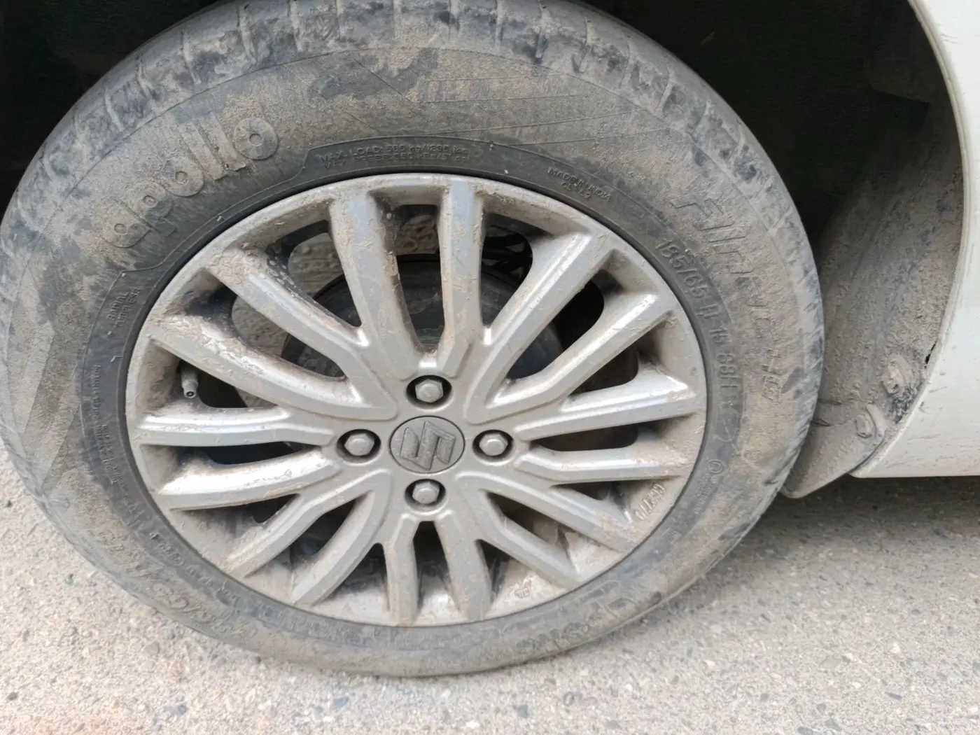 2022 Maruti Dzire ZXI CNG, CNG, Manual, 84,574 km, tyre