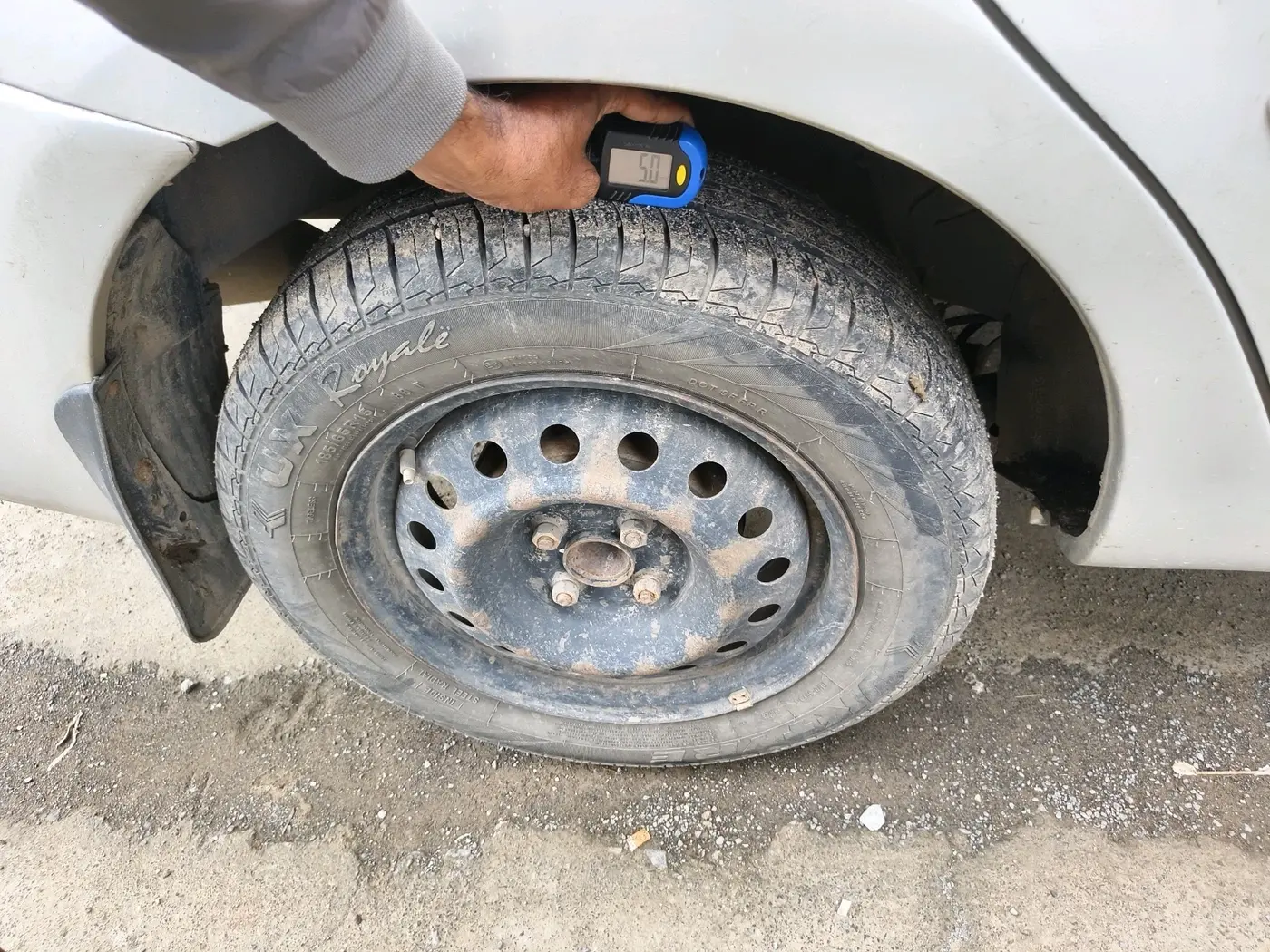 2013 Toyota Etios G, CNG, Manual, 79,700 km, tyre