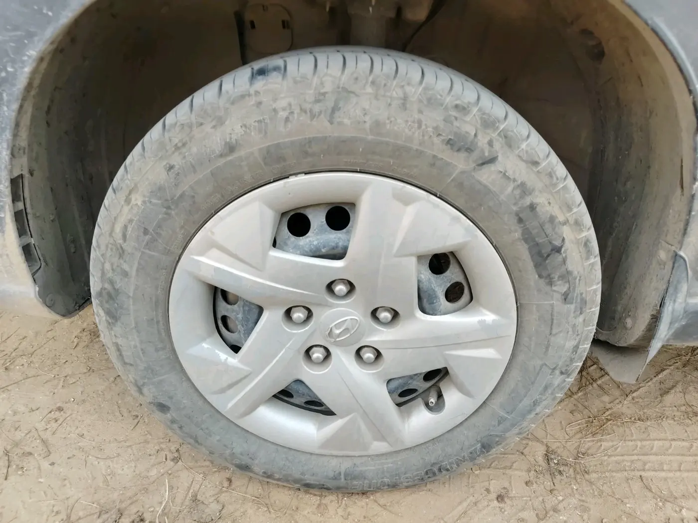2020 Hyundai VENUE S 1.2, Petrol, Manual, 1,84,497 km, tyre