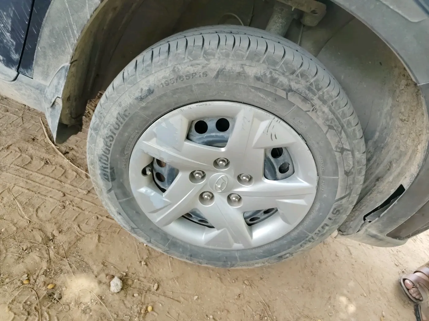 2020 Hyundai VENUE S 1.2, Petrol, Manual, 1,84,497 km, tyre